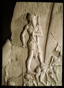 Naram-Sin Zafer Steli (MÖ 2225-2185) Lullubi Üzerindeki Akad Kralı, Akad Dönemi, yaklaşık 2230 (pembe kumtaşı) (detay)